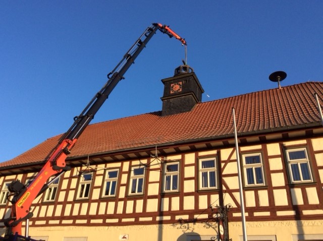Hoch oben über dem Rathaus